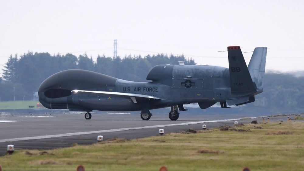 美国空军rq-4b"全球鹰"无人机在日本横田空军基地,无论白天和黑夜它