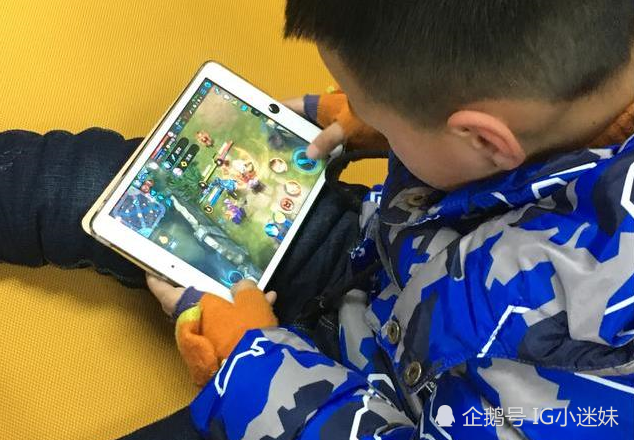 小学生玩王者荣耀太吵被邻居骂废物看到成绩单后打脸了