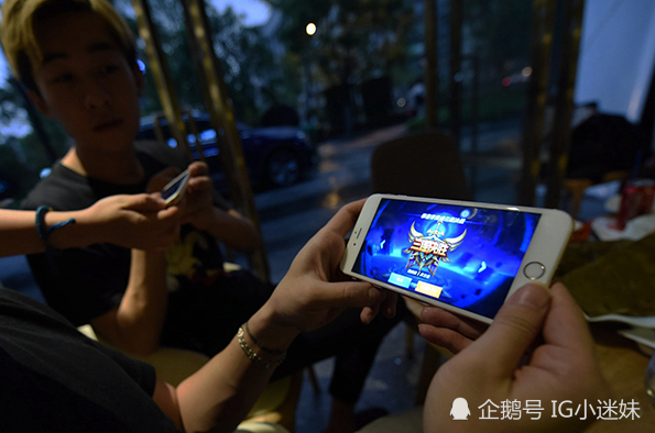 小学生玩王者荣耀太吵被邻居骂废物看到成绩单后打脸了