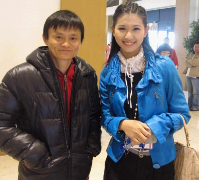 这个前台小姐的名字叫做马文红,当初马云在分配公司股份的时候,也给