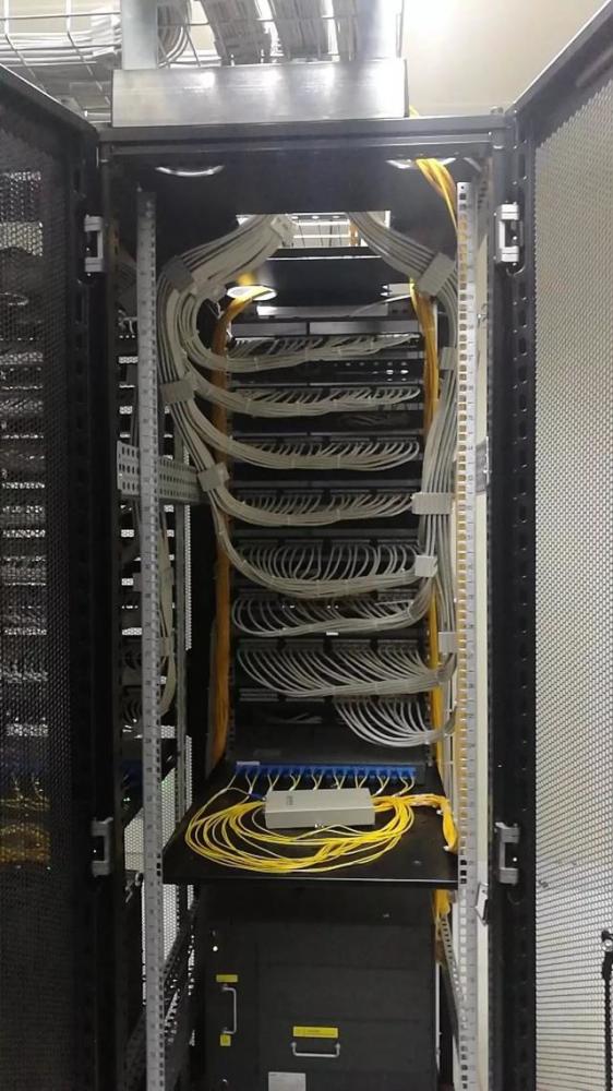 弱电工程机柜理线施工图片展示