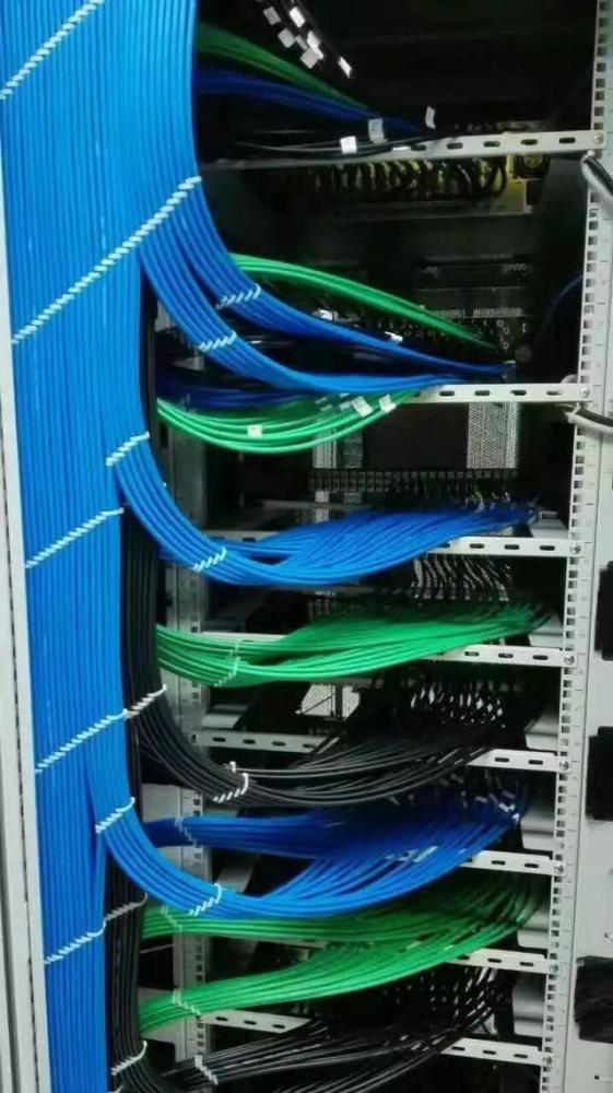 弱电工程机柜理线施工图片展示