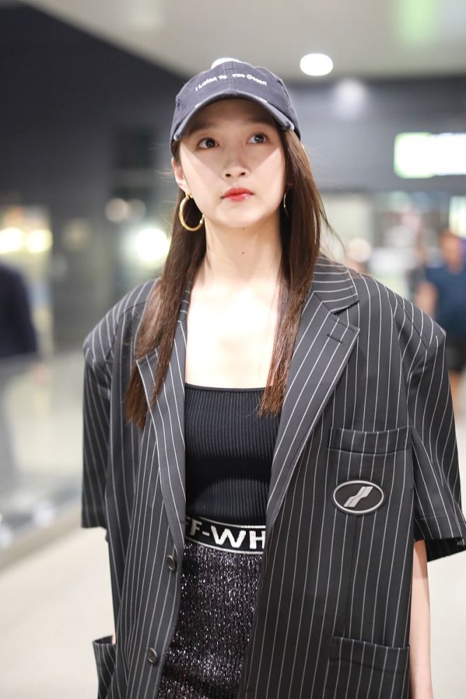 关晓彤就不能穿好看一次吗?宽肩西装显身材壮实,全靠美腿硬撑