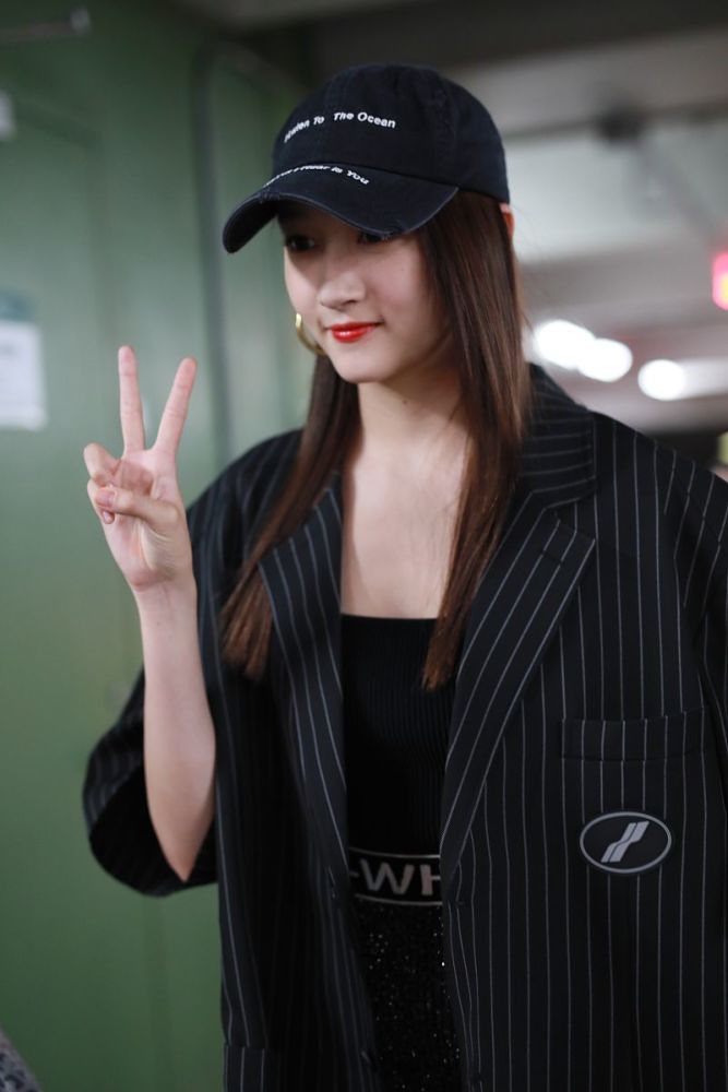 关晓彤就不能穿好看一次吗?宽肩西装显身材壮实,全靠美腿硬撑