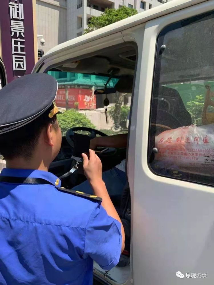 流动水果车驾驶员开车直接冲撞城管执法人员,现场视频惊魂一刻!