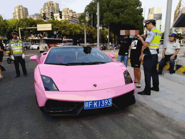 速度与激情提前上演粉色兰博基尼炸街惊动交警