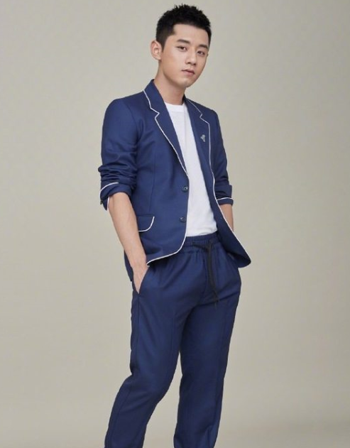 之前张继科就尝试过一些时尚大片的拍摄,这一套蓝色的运动风衣服非常