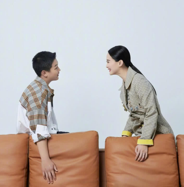 45岁晴格格王艳携儿子拍摄大片互动温馨,网友:风韵犹存!