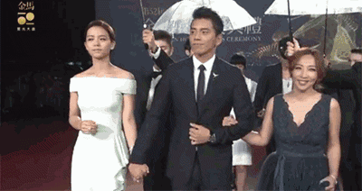 虽然是整个剧组乌泱泱一起走得红毯 但王大陆和宋芸桦的手牵得那