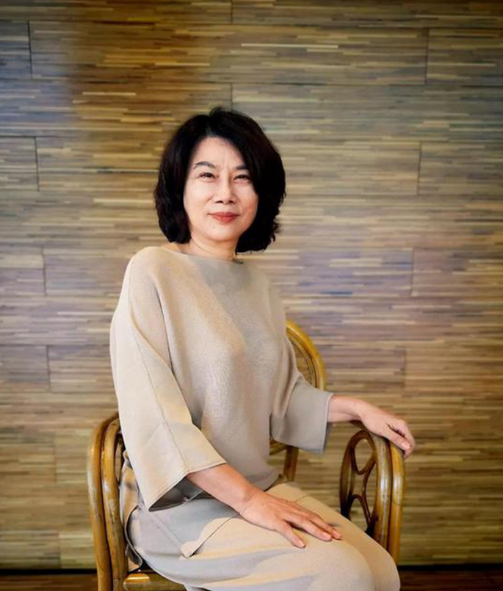 董明珠年轻时的老照片看完令人心疼成功并不是全靠运气