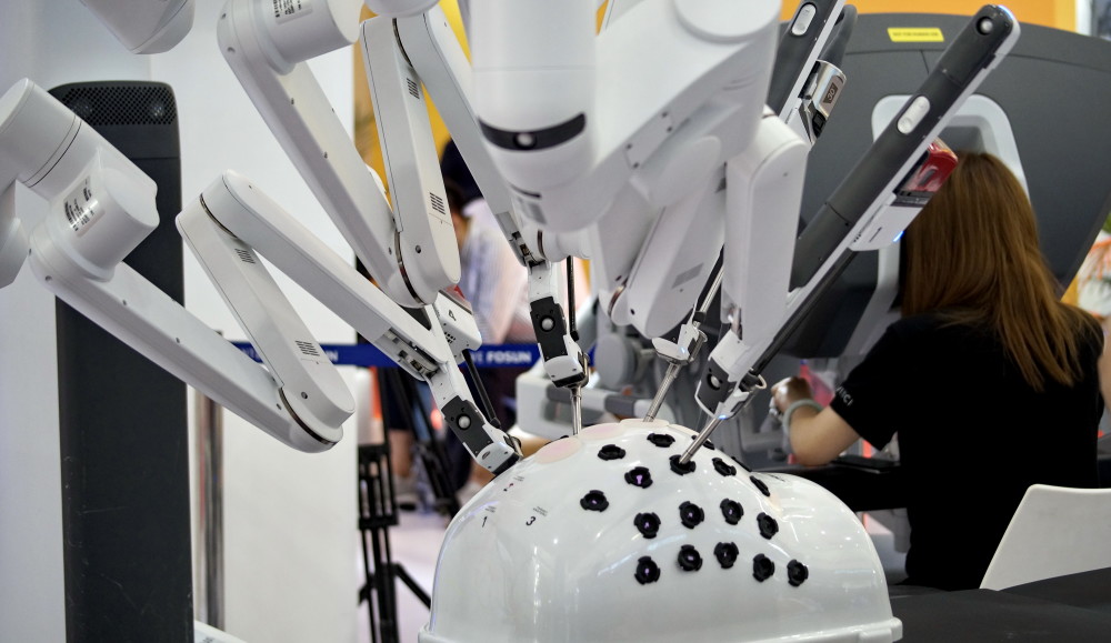 "我会做手术"——世界机器人博览会上展出的一款手术机器人(8月21日摄