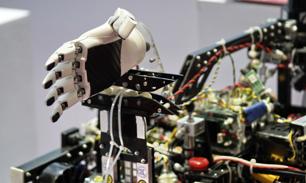 "我背后是一个复杂的世界"——世界机器人博览会上展出的一款机械手和