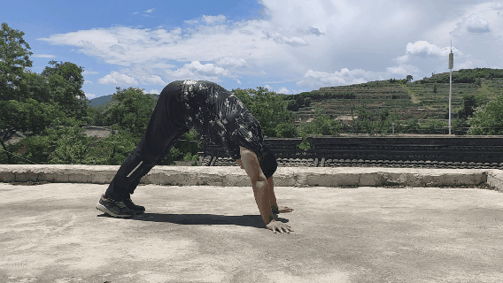 在家也能练就饱满肩膀5个徒手练肩动作让你的三角肌又圆又大