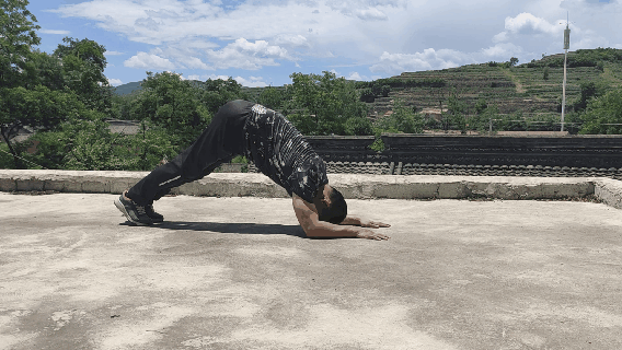 在家也能练就饱满肩膀5个徒手练肩动作让你的三角肌又圆又大