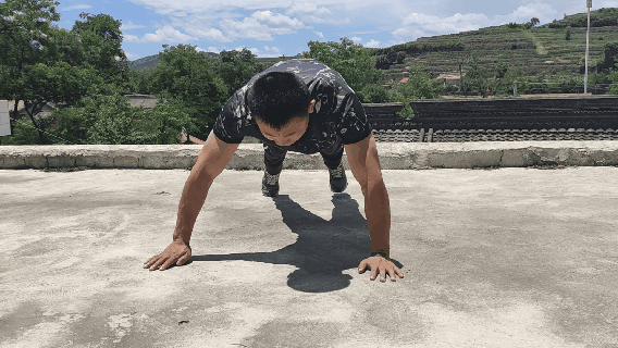 在家也能练就饱满肩膀5个徒手练肩动作让你的三角肌又圆又大