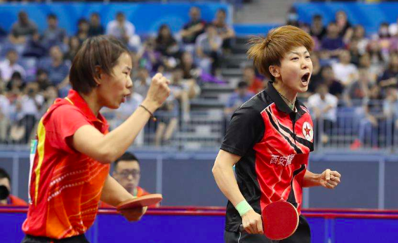 中国组合顾玉婷和木子,以3:0的比分击败了新加坡的组合于梦雨和林晔