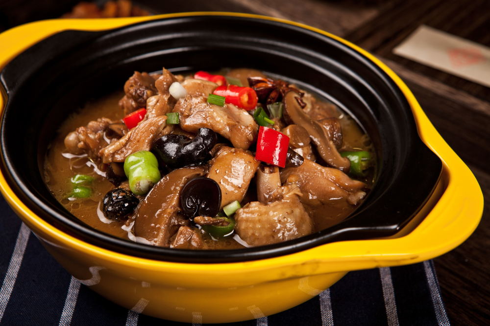 吴太和一改传统黄焖鸡的做法,以"鲍汁"作为差异化的切入点,在调料中