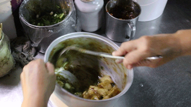 吃的时候没想到豆腐这么 酥脆!炸豆腐拌豆腐,老板娘的动作一气呵成.