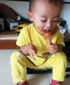 熊孩子就爱吃肉肉,就算再辣也要把它吃完