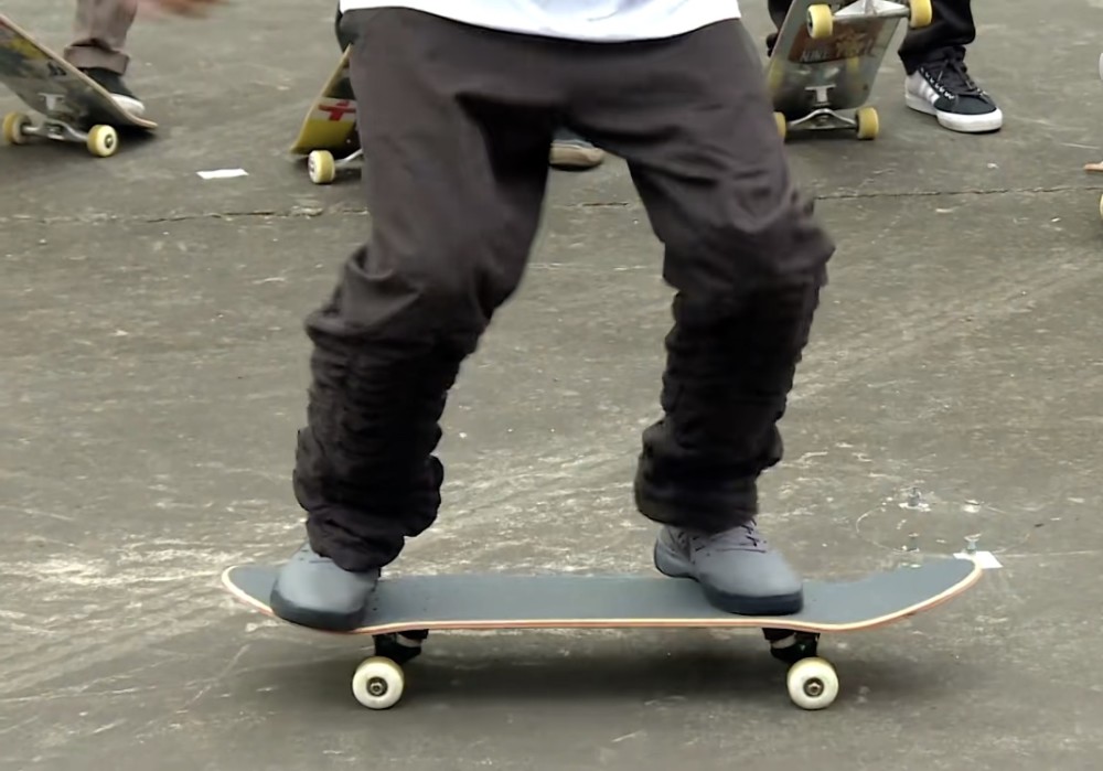 《极限青春》王一博滑板舞蹈,网友:也只有酷盖穿的出这条裤子了