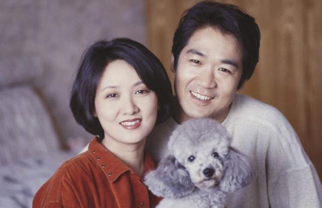 61岁邓婕罕见陪"铁三角"看戏,虽皱纹多了却是最美的样子