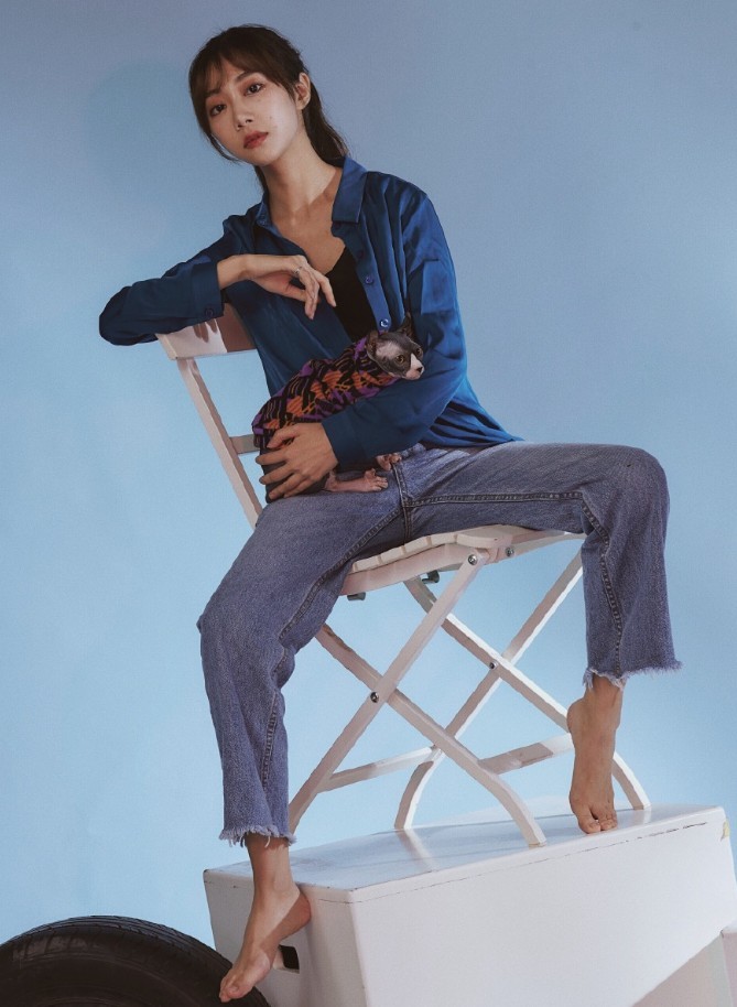 冯薪朵,破洞牛仔裤,牛仔裤,衬衫,明星私服