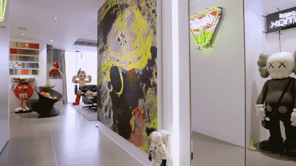 玩具|他在西湖边买200㎡豪宅，4年不住人，堆满的玩具总价超房子