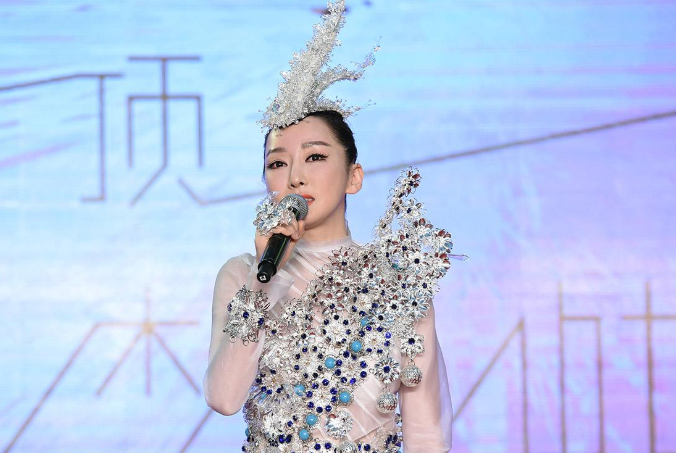 萨顶顶怼金星:有人连性别都改,结果被金星扒了老底,真是可怜