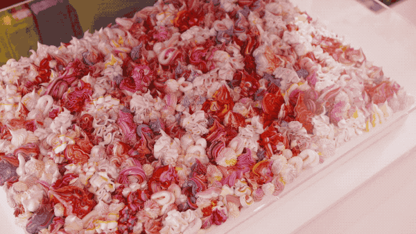 玩具|他在西湖边买200㎡豪宅，4年不住人，堆满的玩具总价超房子