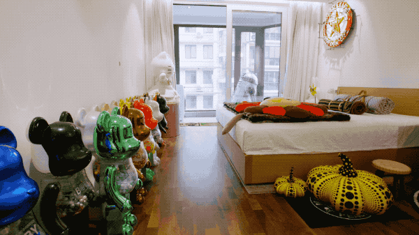 玩具|他在西湖边买200㎡豪宅，4年不住人，堆满的玩具总价超房子