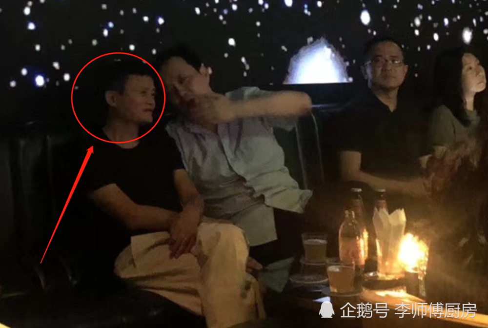 马云现身重庆酒吧!谁注意到桌上的食物?网友:有钱任性!