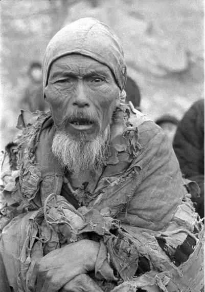 逃荒途中的老人,饥饿的眼神凹陷,嘴巴都合不上,可见他对吃饭的渴望.