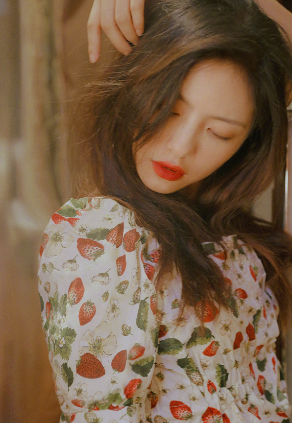 蔡文静复古草莓装亮相,妆容可爱不失性感,朱唇微启展现女人味!