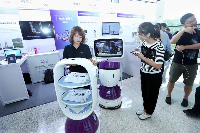 人工智能大会展馆现场直击ai落地现场体验人工智能新生活