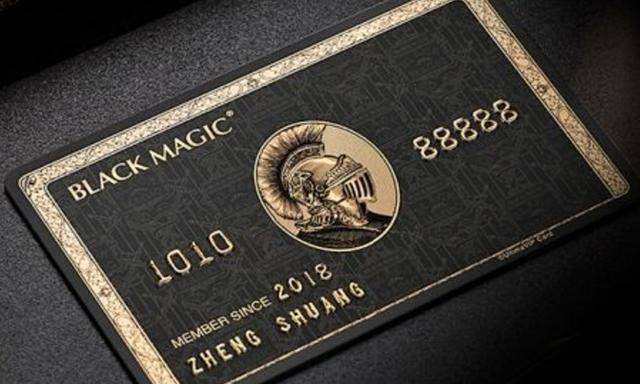 8张全球限量版黑卡中国占了两张马云有一张另一张在她手上