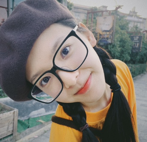 章若楠,九宫格,带上眼镜,秒变学生妹,举起剪刀手很a