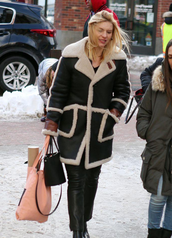 丹尼斯穿羊羔绒大衣现身街头,与友人边走边聊漫步雪地