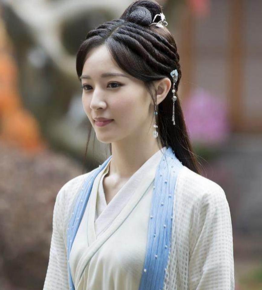 演完《巴啦啦小魔仙》后的方珍妮,后来出演过很多电视剧,甚至和李易峰