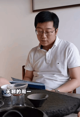 近日,有网友拍到天上有人用无人机写字告白,以为是谁在求婚.