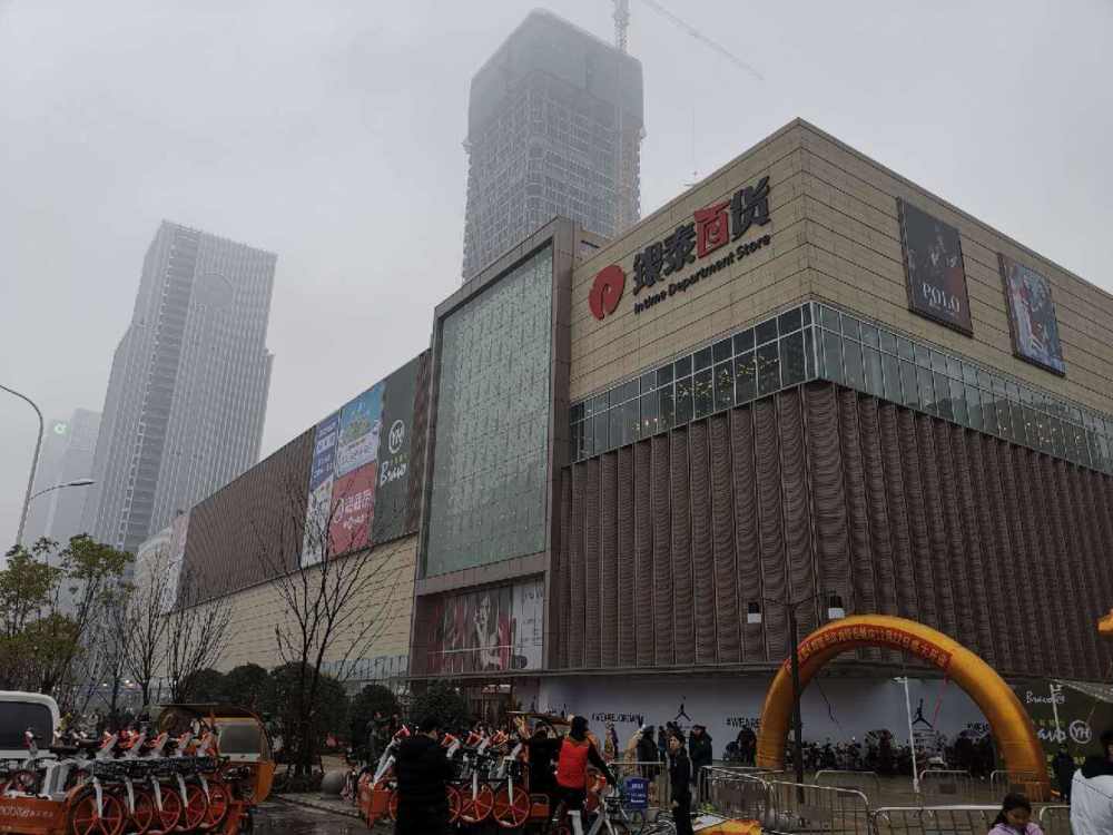 抄底三栋楼却卖不出去他干脆留下来做生意结果歪打正着赚百亿