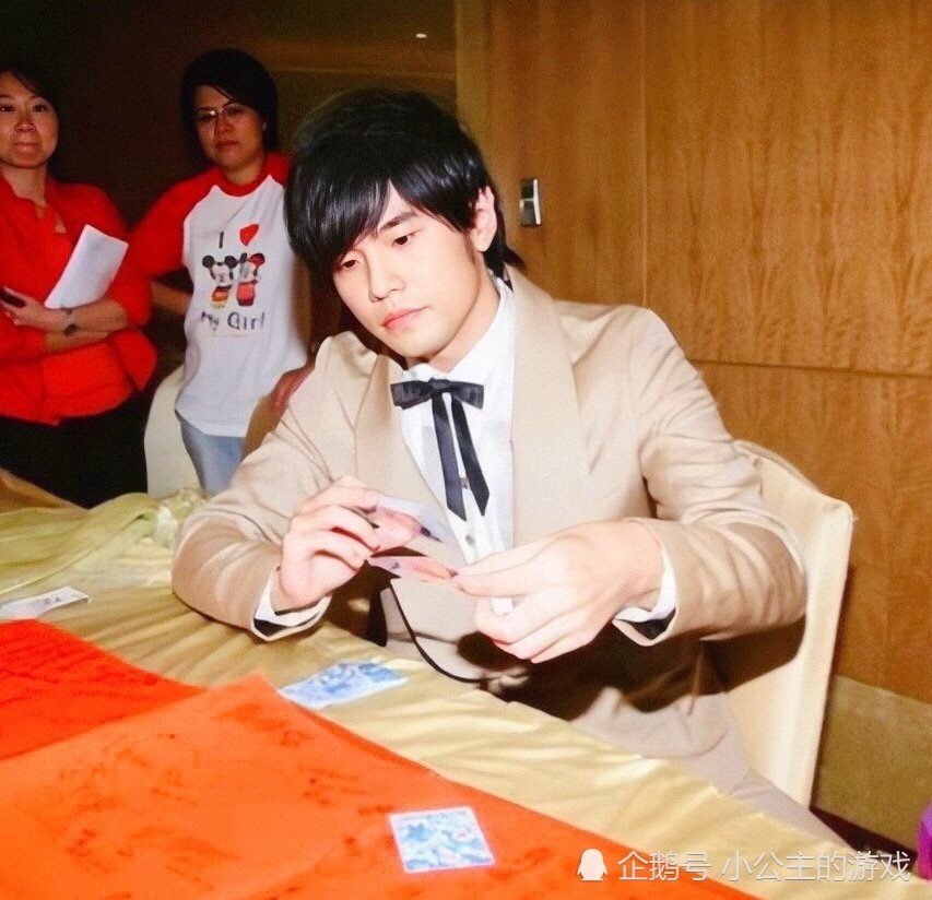 名字带"杰"的歌手,有周杰伦和张杰,还有一位更是林俊杰的偶像