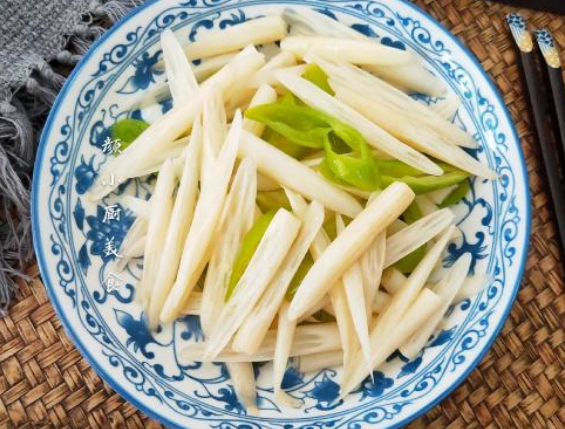 池塘里有许许多多的宝贝,池塘有三宝,主要包括,莲藕,茭白和藕带.