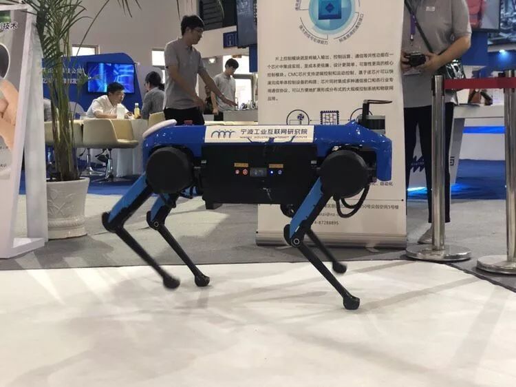 机器人不仅仅用于工业,随着5g和人工智能的发展,展厅中一些应用于生活