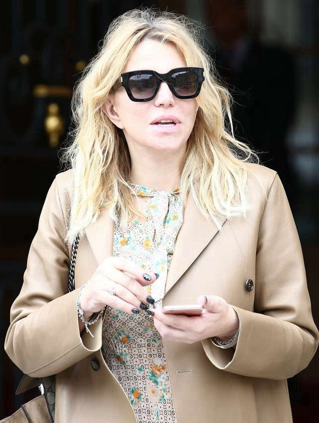 女星科特妮·洛芙出街,穿碎花裙搭配驼色风衣显飘逸