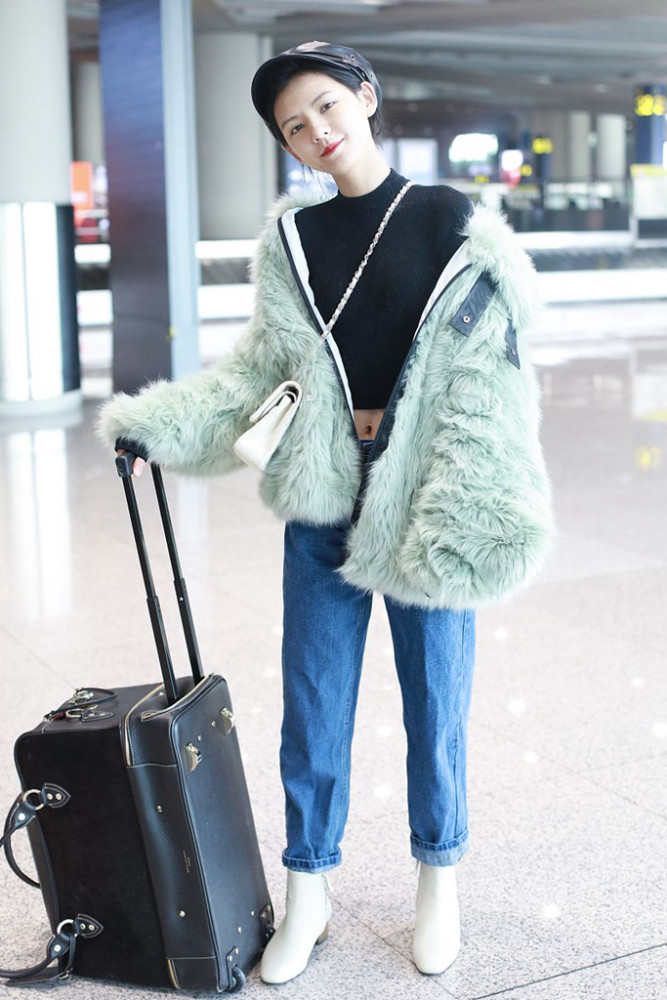 张予曦机场秀小蛮腰,个性皮草外套尽显高级感
