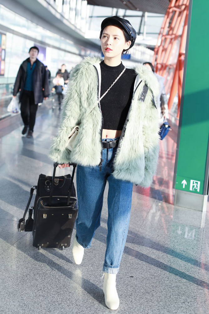 张予曦机场秀小蛮腰,个性皮草外套尽显高级感