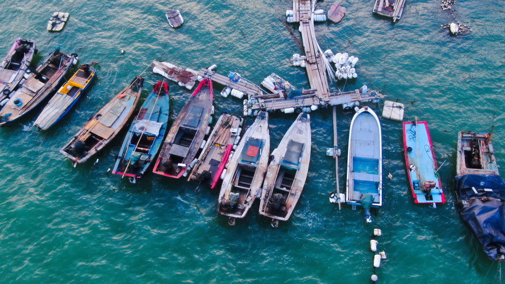 俯拍海面上那别致美的小船海景风光
