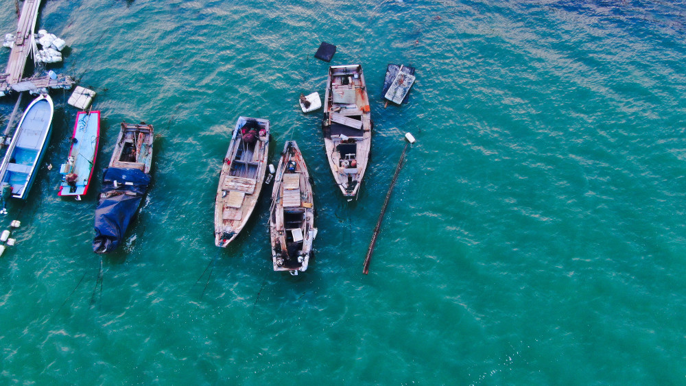 俯拍海面上那别致美的小船海景风光