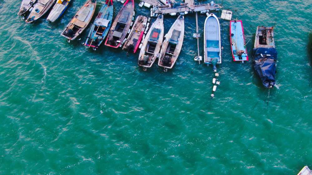 俯拍海面上那别致美的小船海景风光