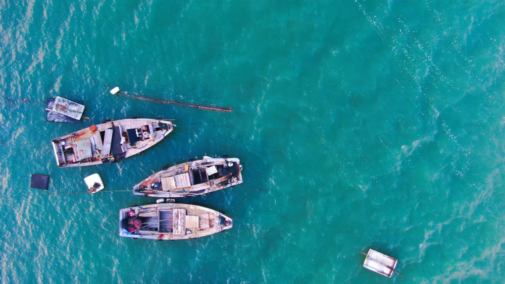 俯拍海面上那别致美的小船海景风光